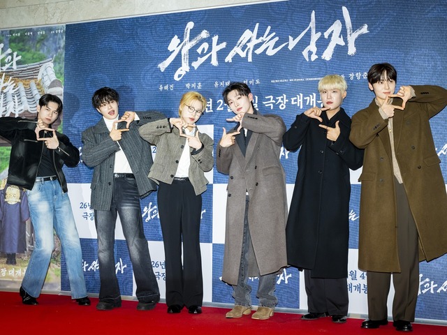 変わらぬ絆…Wanna Oneが7年ぶり集結、パク・ジフン出演作のVIP試写会に駆け付けたメンバーたち