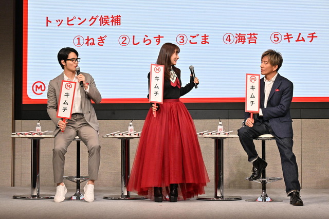 三菱UFJフィナンシャル・グループ「新TVCM発表会」の様子（左から）水上恒司、石原さとみ、木村拓哉