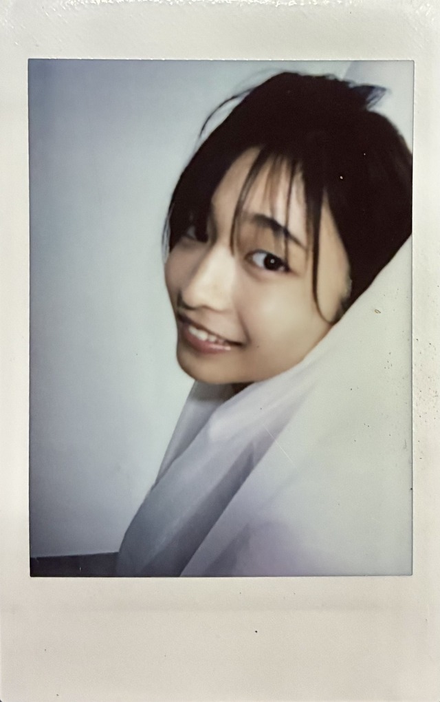 オフショットチェキ『təméɪṭoʊ təmάːtəʊ（トメィトゥ トマァトゥ）2026 CALENDAR PHOTOBOOK カレンダー？フォトブック？どっちでもいいよそんなの』（C）SHAMPOO BOOKS