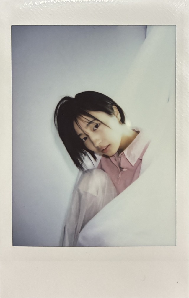 オフショットチェキ『təméɪṭoʊ təmάːtəʊ（トメィトゥ トマァトゥ）2026 CALENDAR PHOTOBOOK カレンダー？フォトブック？どっちでもいいよそんなの』（C）SHAMPOO BOOKS