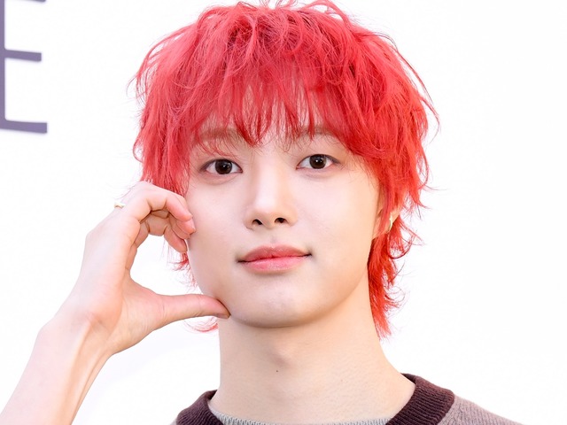 &TEAM・EJ（ウィジュ）、赤髪に“大胆イメチェン”で雰囲気激変！モデル級スタイルにも視線集中