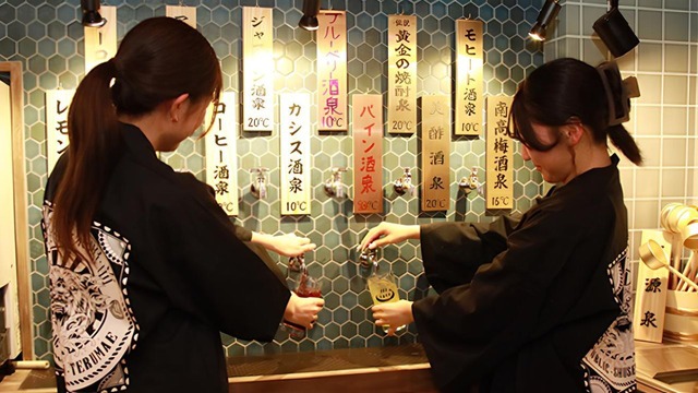 蛇口をひねるとお酒が出てくる“セルフ式飲み放題”
