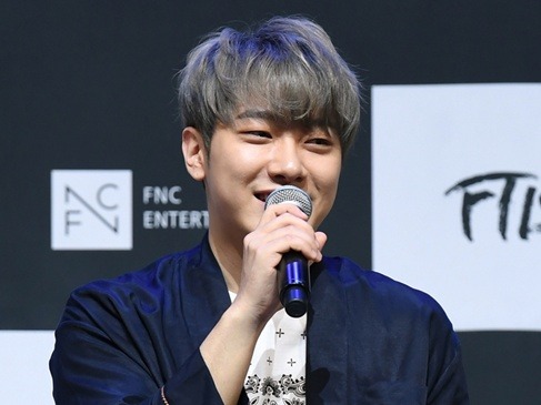 人気K-POPバンドのメンバーが公演中に失神!! ステージ上で倒れ…