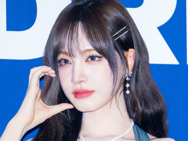 「何頭身？」「人間ですか？」IVE・リズ、“網タイツ”の美脚がスラリ…驚異のスタイルにファン騒然！