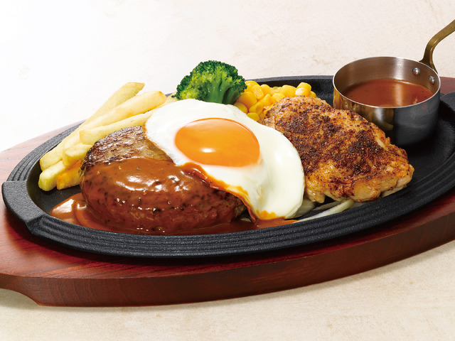 黒×黒ハンバーグ＆スパイシーチキンブラウンバターソース目玉焼き付（税込2,123円）