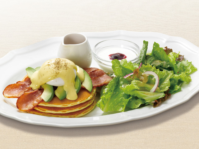 【ブレックファスト】エッグベネディクトパンケーキ（サラダ・ヨーグルト付）（税込1,518円）
