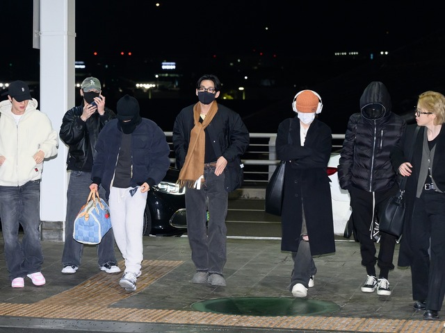 BTSが7人揃って笑顔で海外へ！空港ファッションを激写【写真多数】