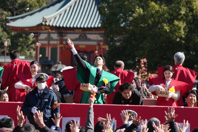 〈千葉 成田山新勝寺〉豆まきの様子（C）NHK