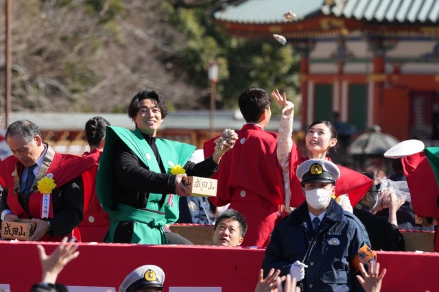 〈千葉 成田山新勝寺〉豆まきの様子（C）NHK