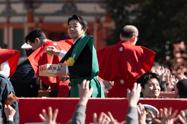 〈千葉 成田山新勝寺〉豆まきの様子（C）NHK