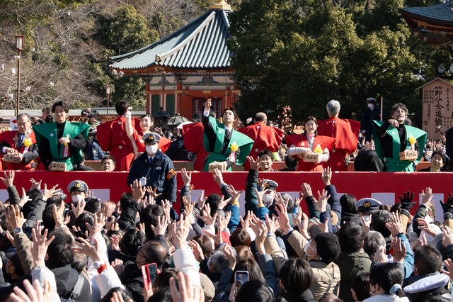 〈千葉 成田山新勝寺〉豆まきの様子（C）NHK
