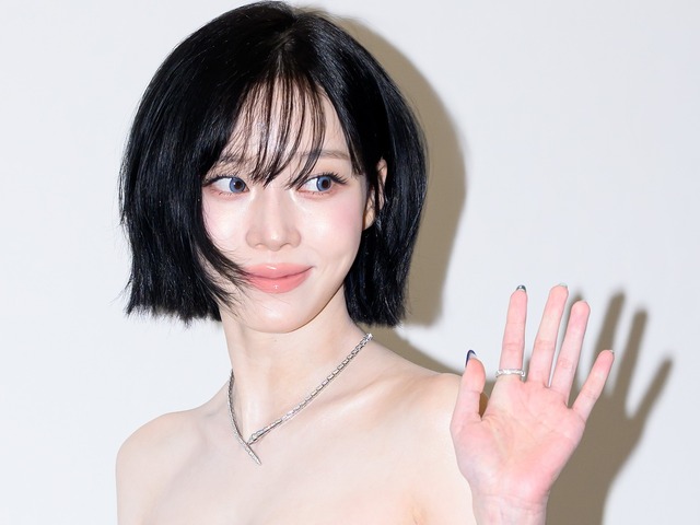 「リアル天使」aespa・ウィンター、海辺で見せた “極薄ボディ”に視線集中！骨が浮き出た背中に心配の声も