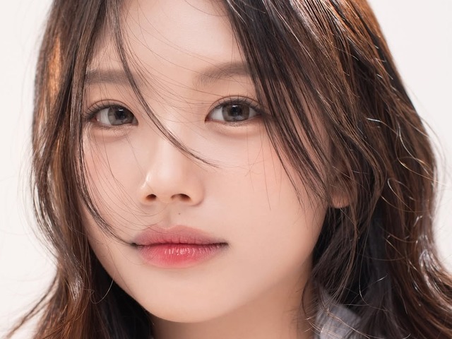 18歳に見えない…元サッカー韓国代表の娘、YouTubeチャンネル登録者が10万人突破を報告　モデル業も