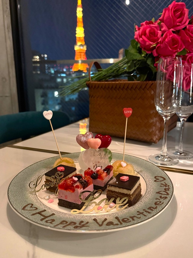 デザートプレートと東京タワーの夜景