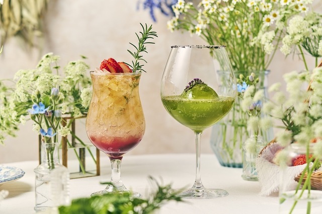 カクテルドリンク（左）Refreshing Berry（右）Japonesque Garden