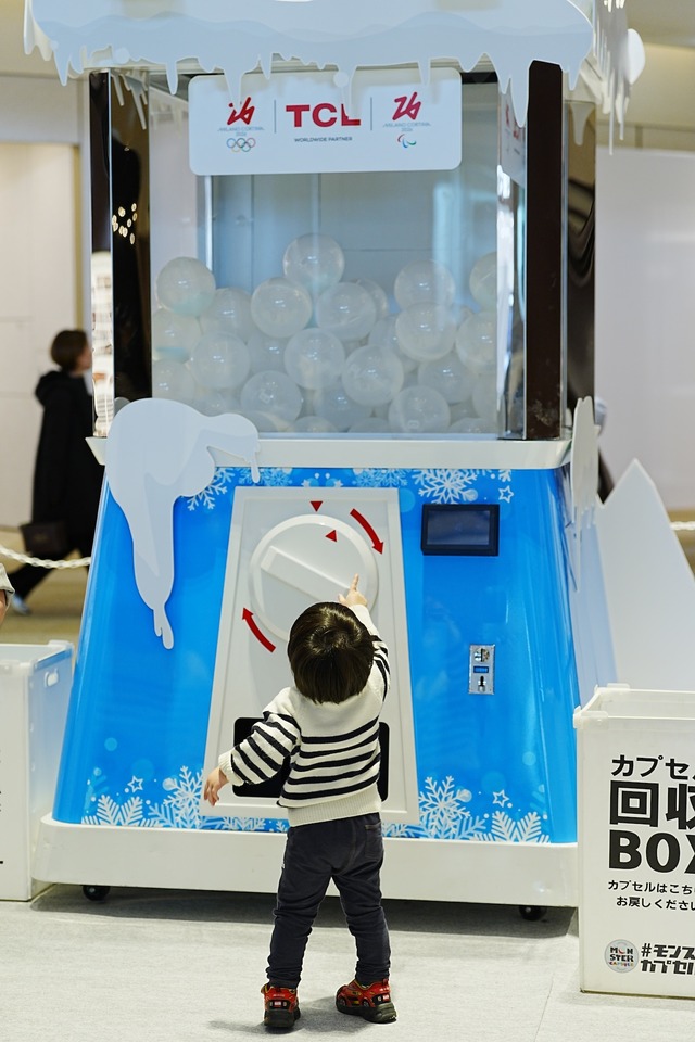 高さ約2.5mを誇る東京最大級の「巨大ガチャガチャ」（C）TCL