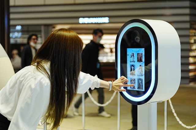 「2026年TCL 冬季オリンピックポップアップイベント」の展示を楽しむ来場者（C）TCL