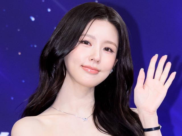 “ほぼ紐ドレス”で話題を集めたミヨン、短めトップスから縦線くっきりクビレがあらわ