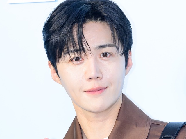 やつれた…？“脱税疑惑”騒動の俳優キム・ソンホ、稽古現場での姿に注目集まる