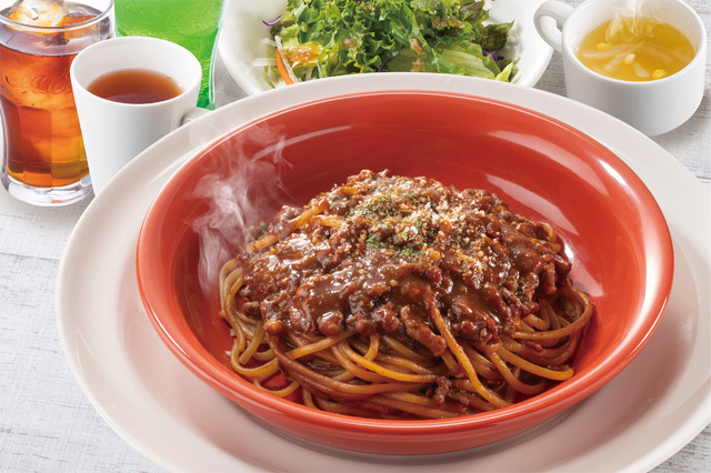 こく旨ミートソースランチ（セットサラダ・ドリンクバー・日替わりスープ付き）（税込604～879円）