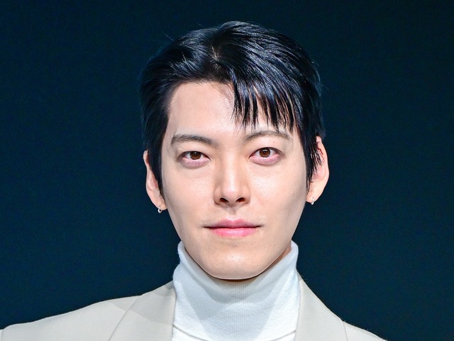 俳優キム・ウビン、結婚後初めて公の場に姿を現す！スーツ着ていつにも増してダンディーに【独自写真】