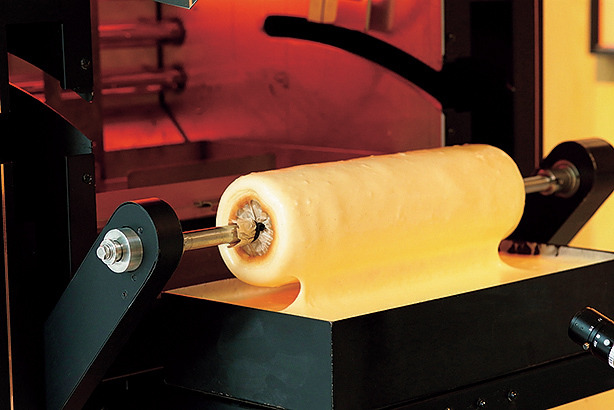 バウムクーヘン専用AIオーブンで焼きたてバウムクーヘン！