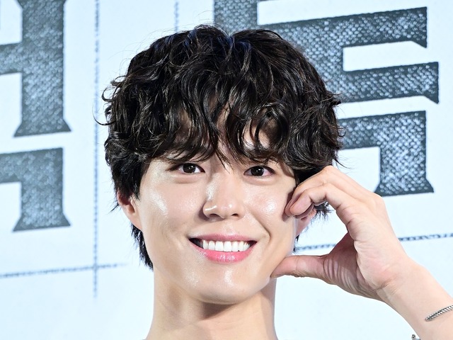 「ウォニョンになりたい」俳優パク・ボゴム、小学生のカットに挑戦！親のような姿が話題