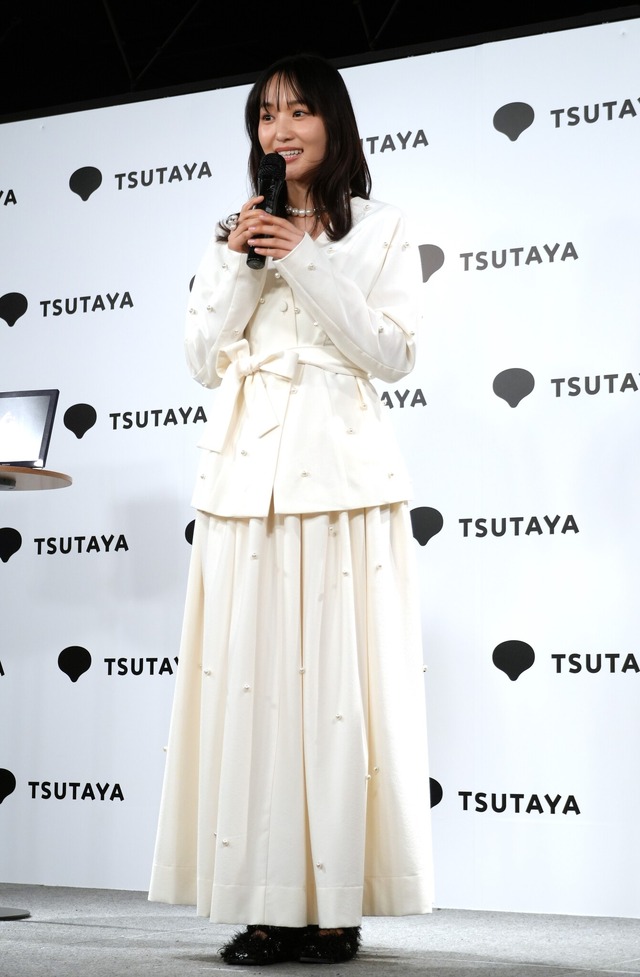 菅井友香【撮影：小宮山あきの】