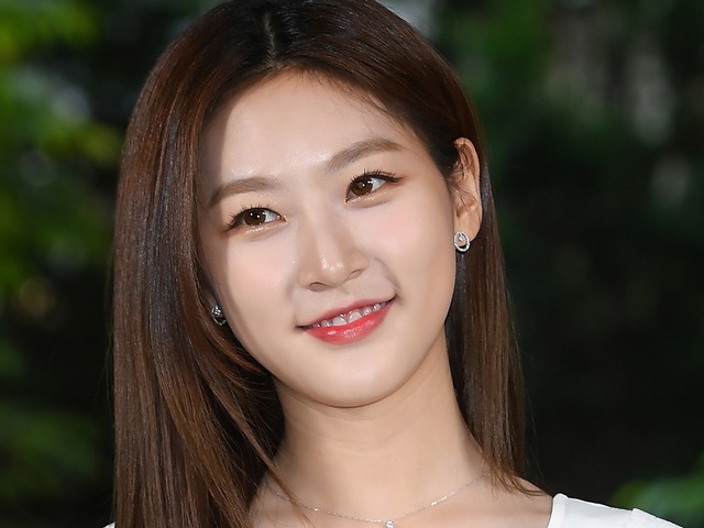 元恋人の誕生日に突然この世を去った女優キム・セロンさん、一周忌…“未成年交際”疑惑めぐる対立は収束せず