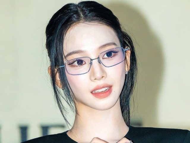 aespa・カリナ、アップヘアで際立つ“卵型フェイス”に「もはや芸術」の声！無邪気な笑顔で魅了