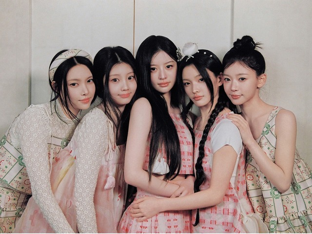 今年は韓服着用せず…ILLIT、東洋美あふれる装いで旧正月あいさつ「健康と幸せが訪れますように」