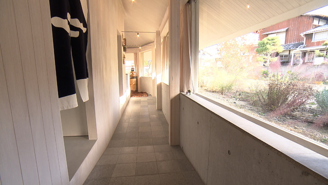 家の周囲を一周する廊下©MBS