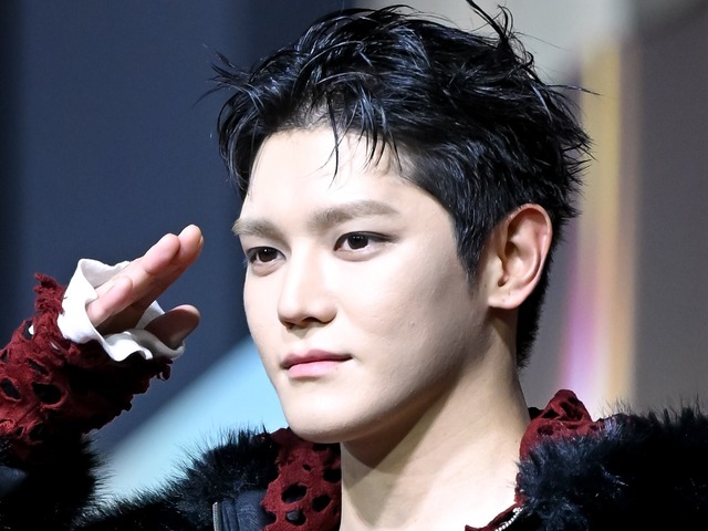 【写真】NCT・テヨン、ユウタからの祝花抱きしめニッコリ　“猫耳”姿で見せた笑顔にファン悶絶「尊い…」