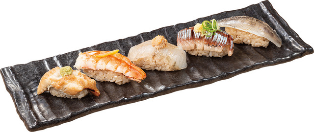 杉玉の真っ向 5 貫盛り ［とろける煮穴子・柚子香る、餡かけ海老握り・平目の昆布〆握りあん肝ポン酢のせ・とろにしんの鞍掛握り・飲める炙りメヒカリ］（税込 1,089円）