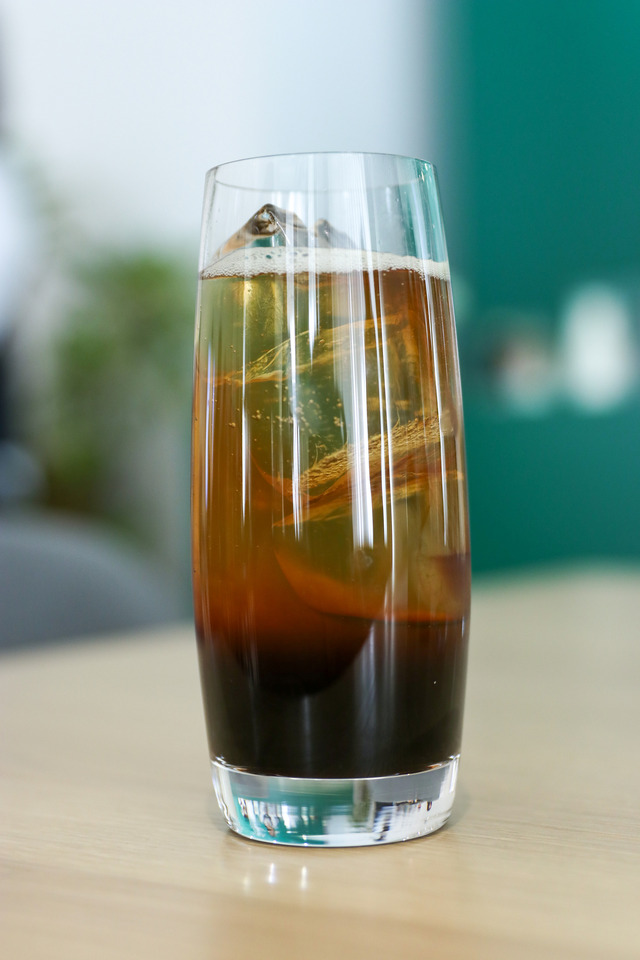 トニックウォーターをコーヒークラフトと混ざり合わないよう、ゆっくり注ぐ【撮影／平木昌宏】