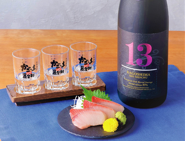 「鹿児島焼酎3種飲み比べ」(焼酎30ml×3杯)イートイン　1,100円（税込）、茶ぶりお刺身　イートイン660円(3切)（税込）