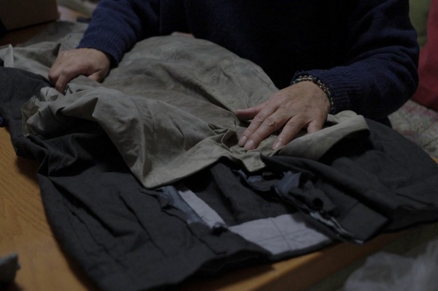 亡くなった男性のワイシャツと母親『未解決事件 File.13 新宿 歌舞伎町ビル火災』（C）NHK