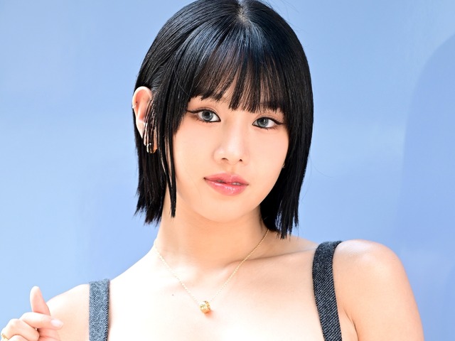 “胸下カット”のスイムウェア姿…ナッティ、グラマラスな曲線美に釘付け「息できない」「完璧スタイル」