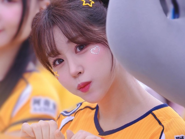 健康美の完成形なのに「刺激が強すぎる」　韓国チア、隠し切れない“反則級ボディ”で男性誌の表紙に！