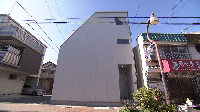 片側だけ角を削ぎ落としたような不思議な外観©MBS