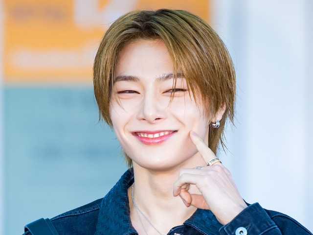 Stray Kids・I.N、可愛らしいポーズで“末っ子”の魅力全開に！一体感のあるルックでイタリアへ