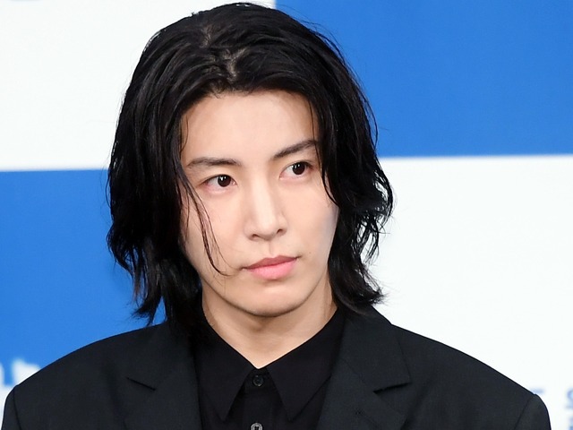 綾瀬はるかとの熱愛説でも話題になった韓国俳優、“王子様キャラ”は生まれつきではなく「母の教育方針」