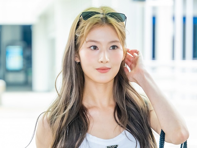 はみ出てる…TWICE・サナ、「あかん」姿に！タンクトップからチラ見えの黒インナーで悩殺