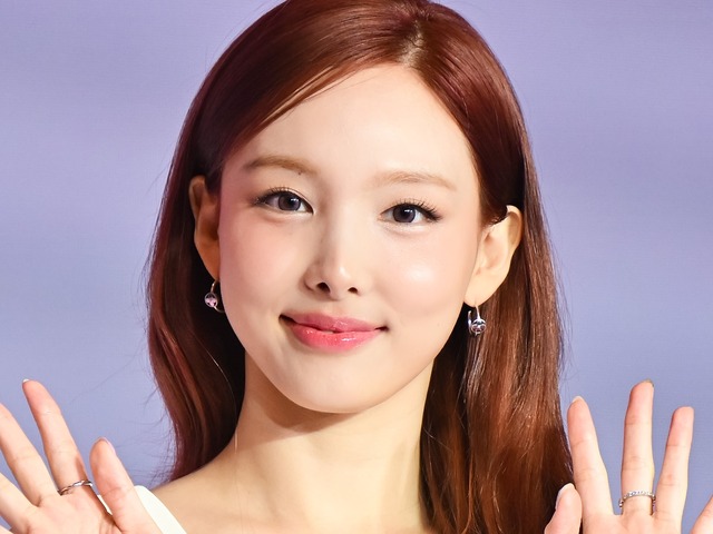 「ヤバイよ…」TWICE・ナヨン、“胸元パックリ”衣装でしゃがむ大胆ポーズに視線釘付け！