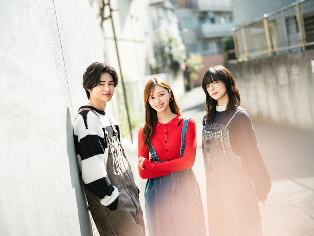 左から）西垣匠、梅澤美波、加藤小夏「『失恋カルタ』製作委員会・MBS」