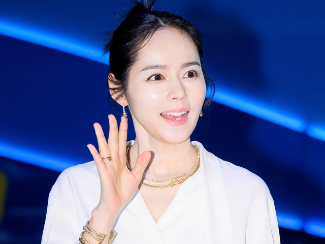 女優の家なのに“クモの巣”だらけ…？『太陽を抱く月』ハン・ガイン、夫の書斎でまさかの光景