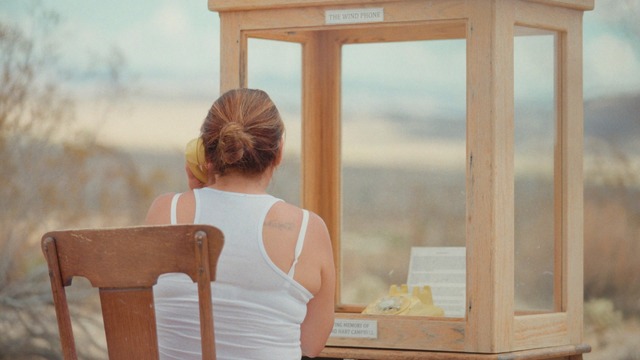 砂漠に置かれた風の電話『それからの、風の電話』（C）NHK