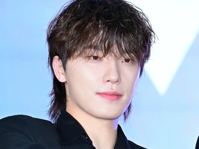 「ボタン閉めて！」SEVENTEEN・ディノ、素肌覗くスーツ姿で“色気爆発”…艶っぽビジュでファン魅了！