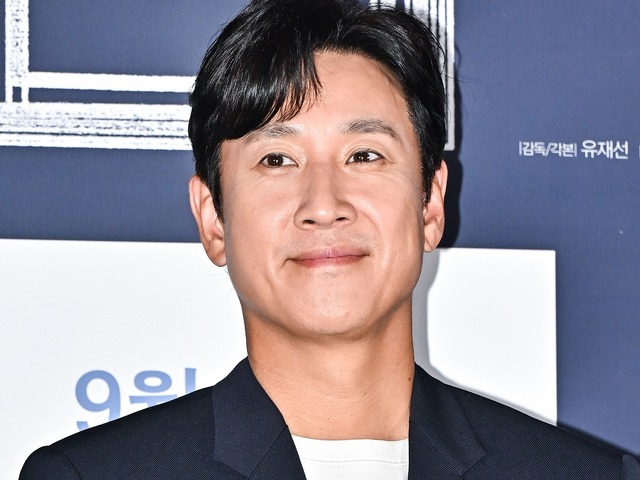 突然の別れから3度目の誕生日…『パラサイト』イ・ソンギュンさん、親友俳優が墓所を訪問「恋しい」