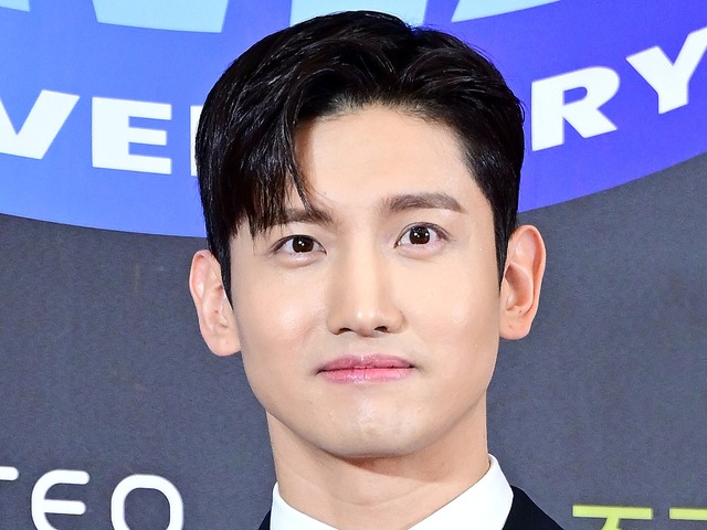 東方神起・チャンミン、韓国代表ユニフォーム姿を披露！“爽やかビジュ”でファンを虜に「イケメン」